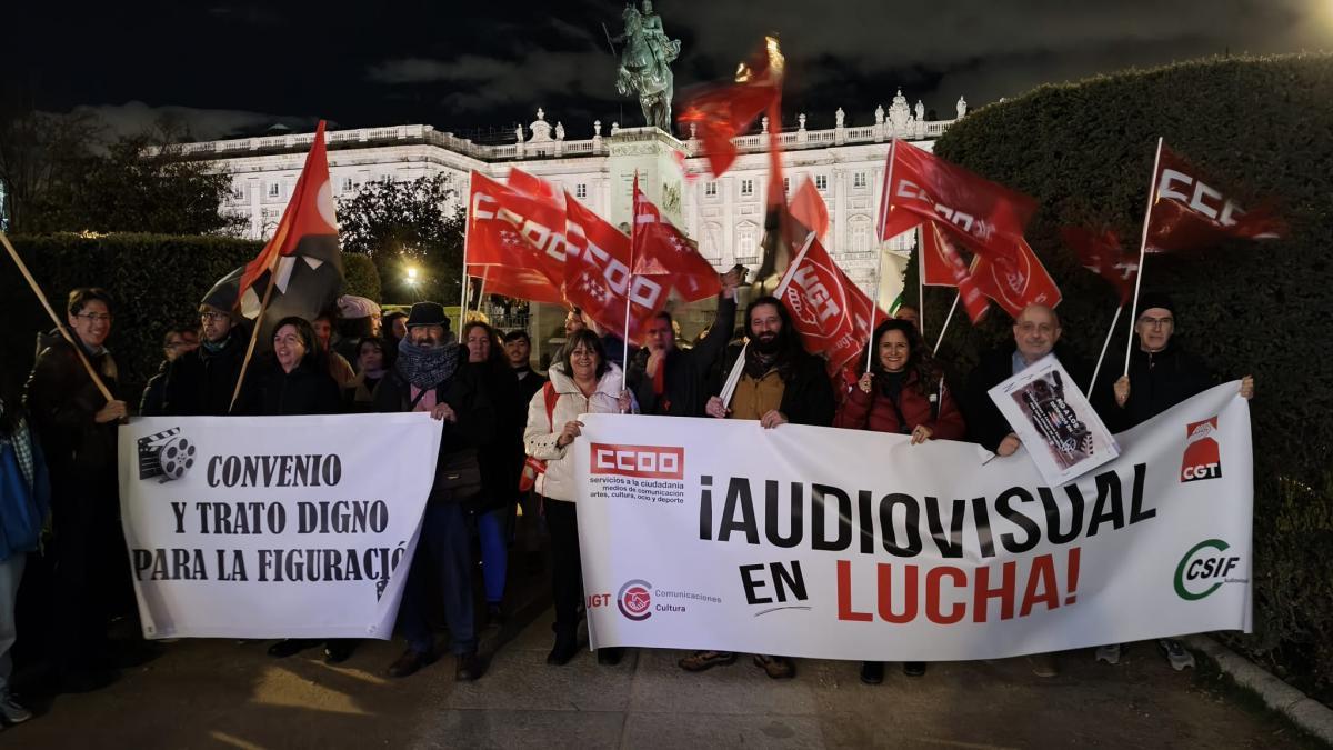 Protesta ante el Teatro Real en la entrega de los Premios Iris.