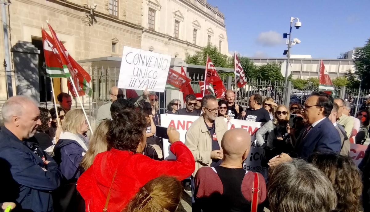 Movilizacin Andaluca Emprende en el Parlamento. Paco Fernndez, secretario general de FSC CCOO de Andaluca con el Consejero de Universidad, Jos Carlos Gmez Villamandos