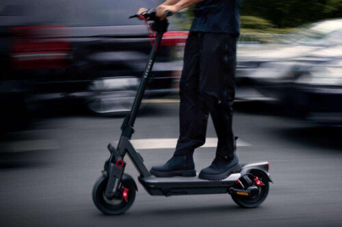 CCOO rechaza el uso de patinete eléctrico para reparto en Correos.