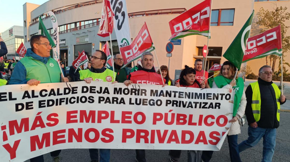 Marcha en defensa de los servicios de mantenimiento de edificios municipales de Sevilla