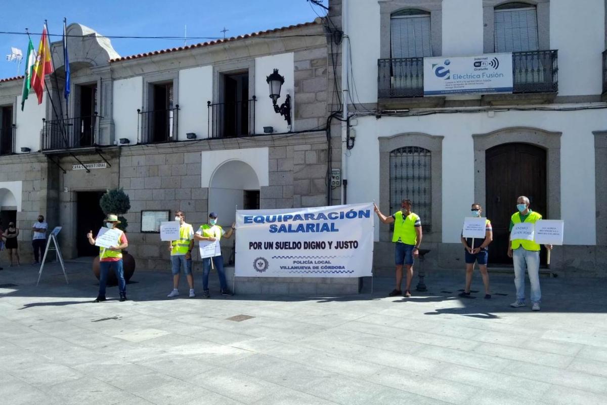 Los agentes de la Policía Local de Villanueva de Cördoba insisten en sus justas reivindicaciones.