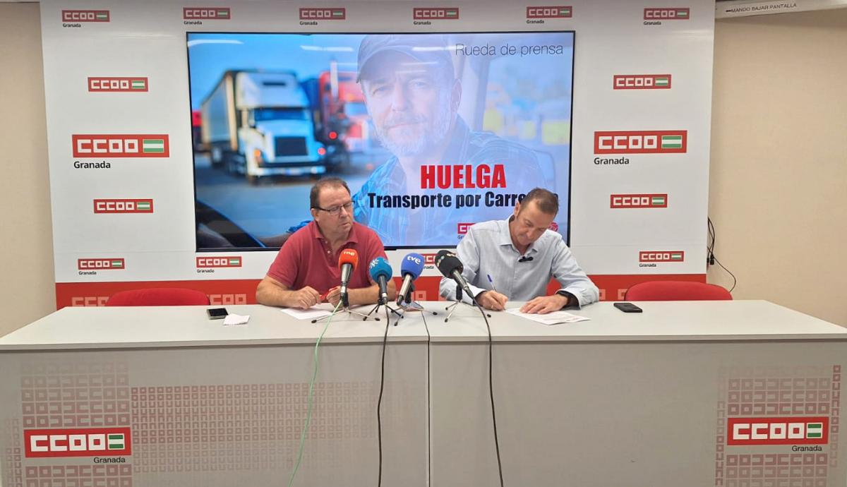 Jos Lpez Bravo, responsable de Accin Sindical de FSC CCOO de Andaluca junto a Antonio Muoz, responsable sectorial de Carreteras, Urbanos y Logstica de FeSMC-UGT de Andaluca en la rueda de prensa realizada hoy