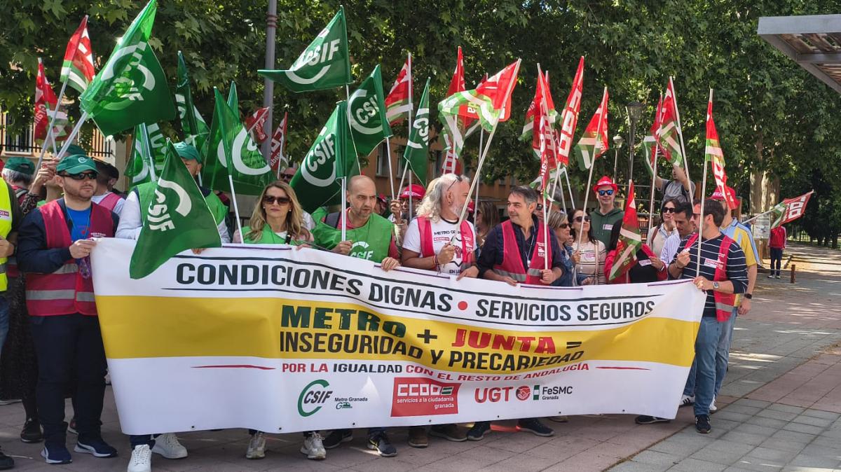 La movilización de las y los trabajadores de Metro de Granada se ha desarrollado en una jornada de paro total y servicios mínimos