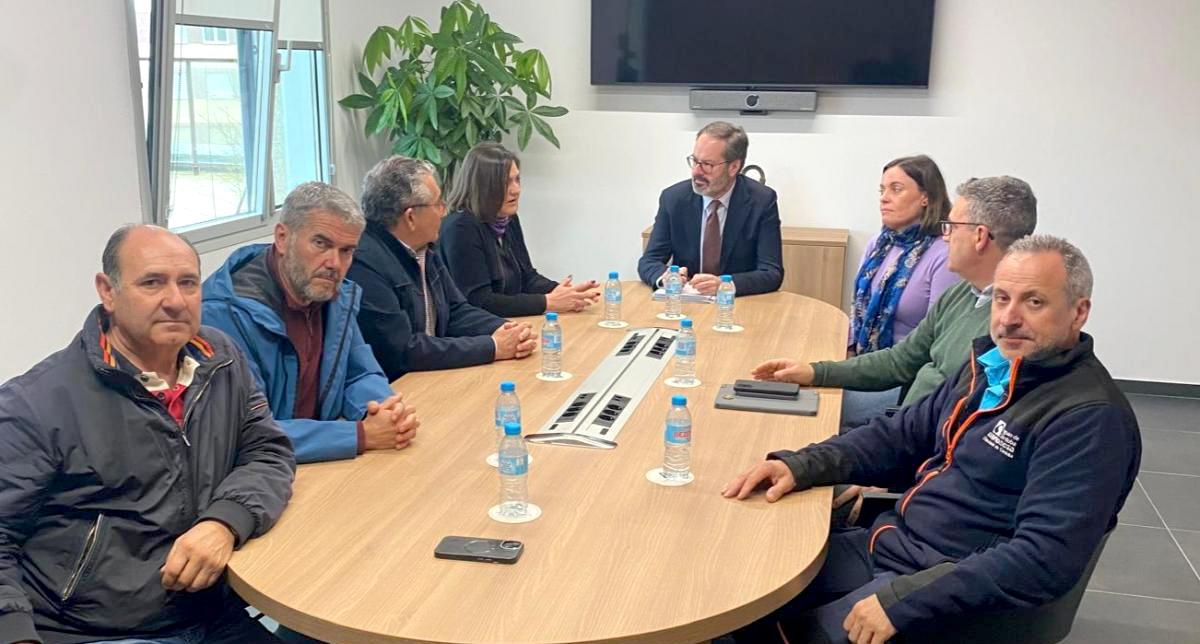 Imagen de la reunión de la Sección Sindical de CCOO en Emproacsa-Aguas de Córdoba con el delegado del Gobierno de la Junta en Córdoba, Adolfo Molina