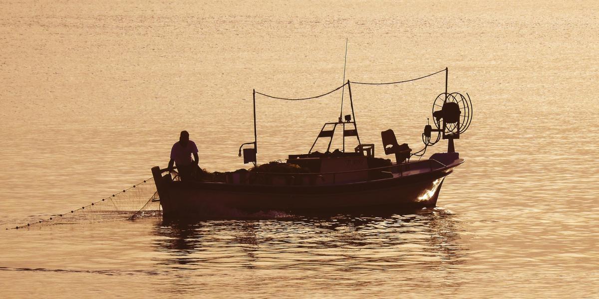 Un pequeño barco de pesca. pixabay.com