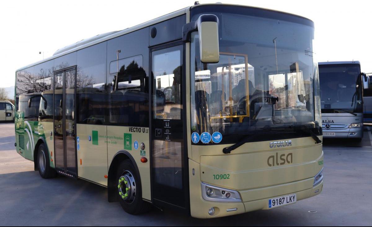 Autobús interurbano que presta servicio en la provincia de Granada