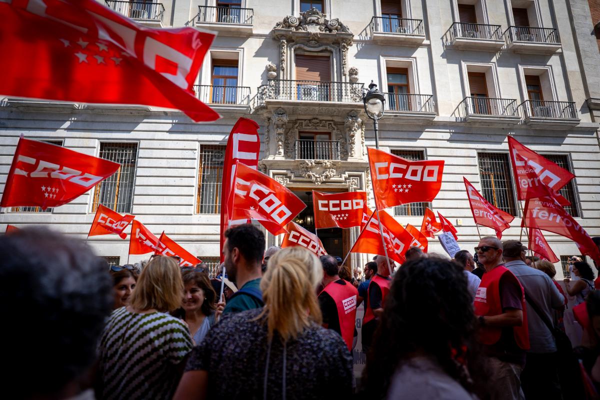 Decenas de trabajadoras y trabajadores pblicos en la concentracin del 25 de junio de 2025 ante el Ministerio de Hacienda para exigir al Gobierno que cumpla los acuerdos en la Administracin General del Estado