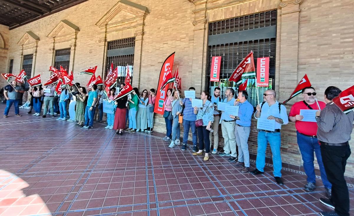 Concentracin ante la oficina de extranjera de Sevilla.