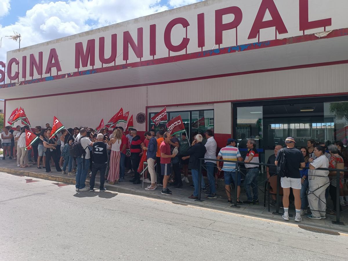 La plantilla de la piscina de San Roque se vuelven a concentrar esta misma maana para demandar una solucin para el impago de las nminas pendientes y la readmisin del trabajador despedido.