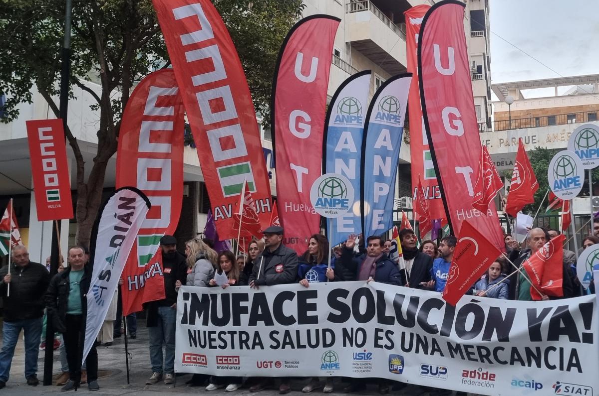 Concentracin en Andaluca para exigir la renovacin del convenio con las aseguradores para las y los mutualistas de MUFACE