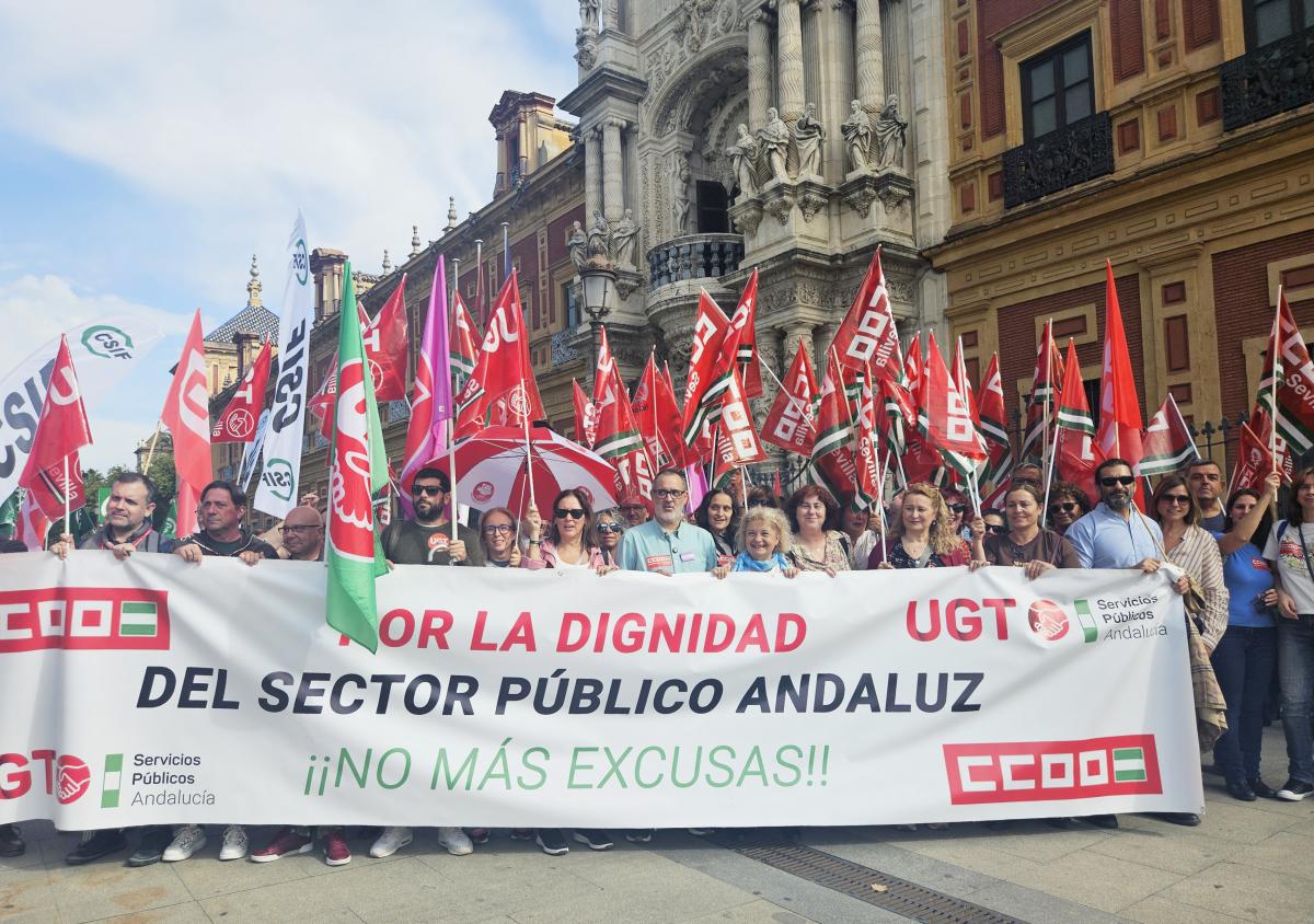 Concentración de trabajadores y trabajadoras del Área Pública en el Palacio de San Telmo