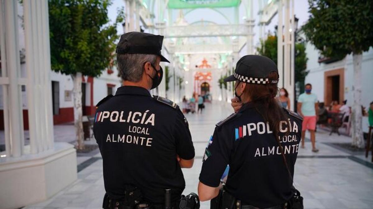 Agentes de la Policía Local de Almonte. FOTO: H. INFORMACIÓN (Almonte)