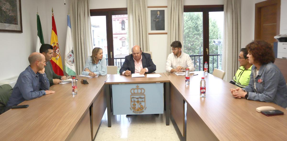 Momento de la firma del primer Convenio Colectivo para el Personal Laboral del Ayuntamiento de Gejar Sierra, de Granada