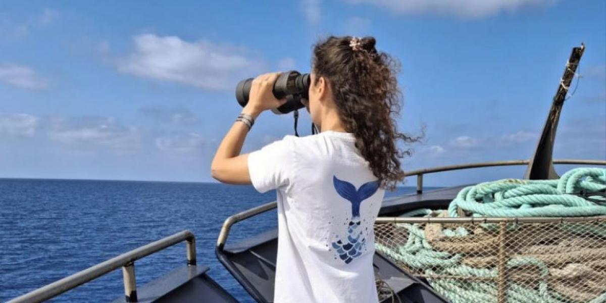 Una observadora martima, durante su jornada de trabajo a bordo de un barco