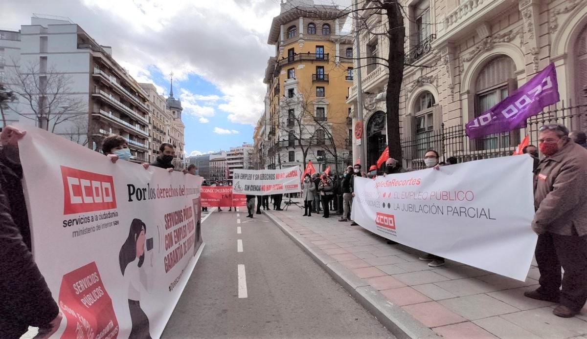 Concentracin de CCOO en la puerta de la sede de la Secretara de Estado de Funcin Pblica