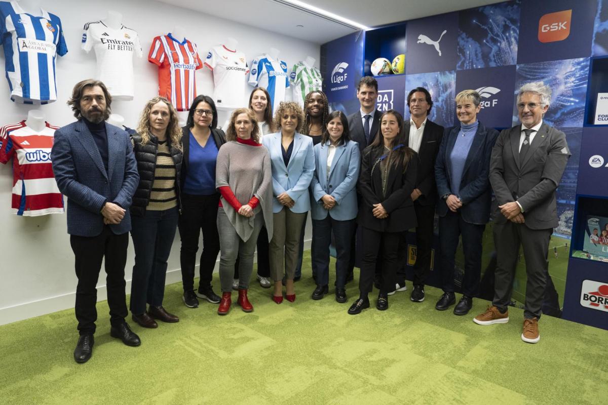 Negociadoras y firmantes del nuevo convenio de la Liga Femenina de Ftbol.