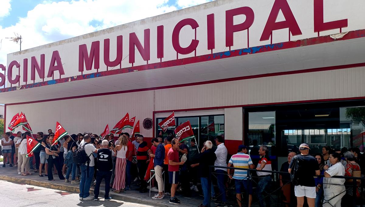 Nuevas concentraciones de protesta por el impago de salarios de la plantilla de la piscina de San Roque, Cdiz