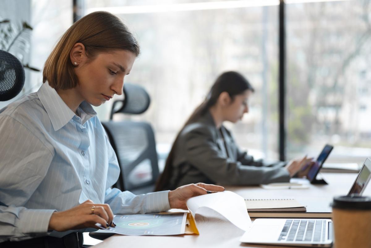 Trabajadoras en oficina Fuente: Freepik
