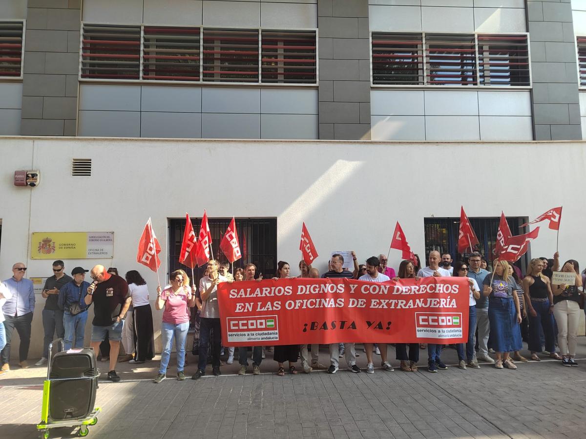 Concentracin a las puertas de la oficina de extranjeria en Almera