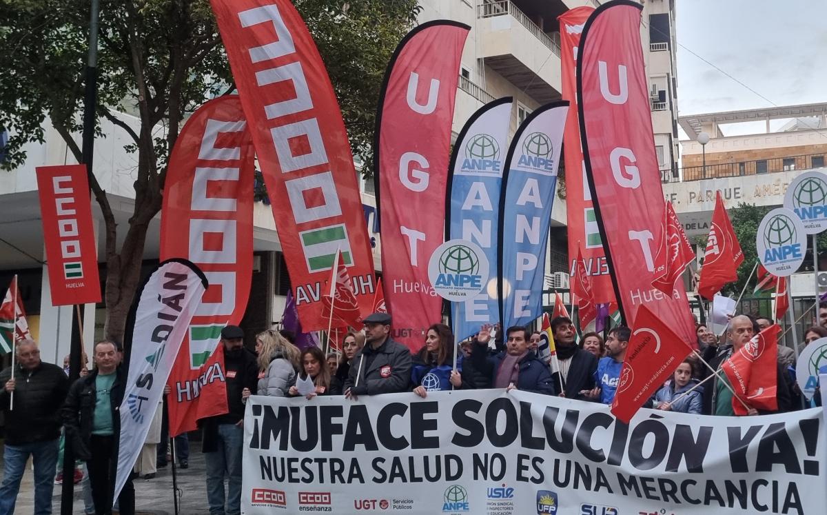 Concentracin en Andaluca para exigir la renovacin del convenio con las aseguradores para las y los mutualistas de MUFACE