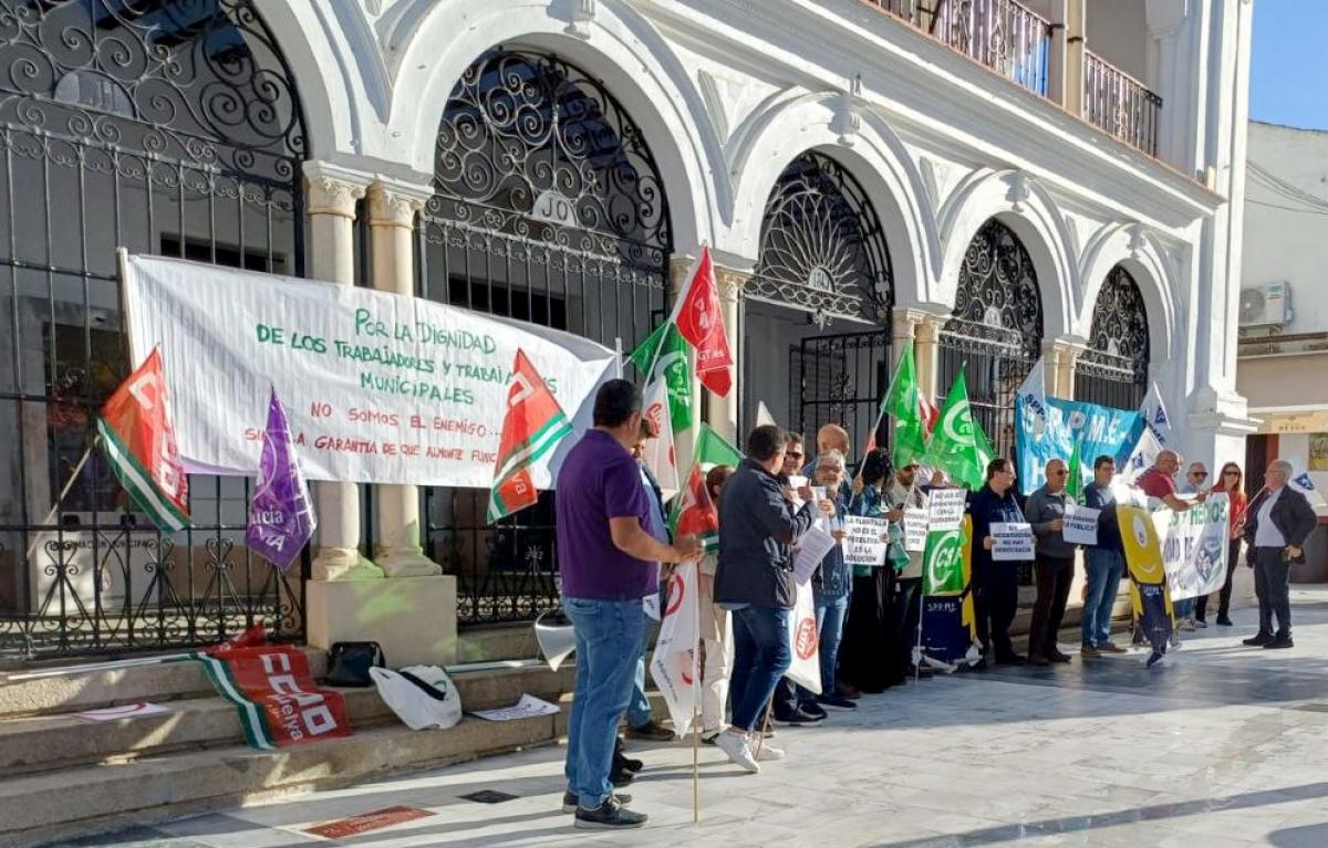 Concentración previa a la jornada mañana de huelga a las puertas del Ayuntamiento de Almonte, Huelva