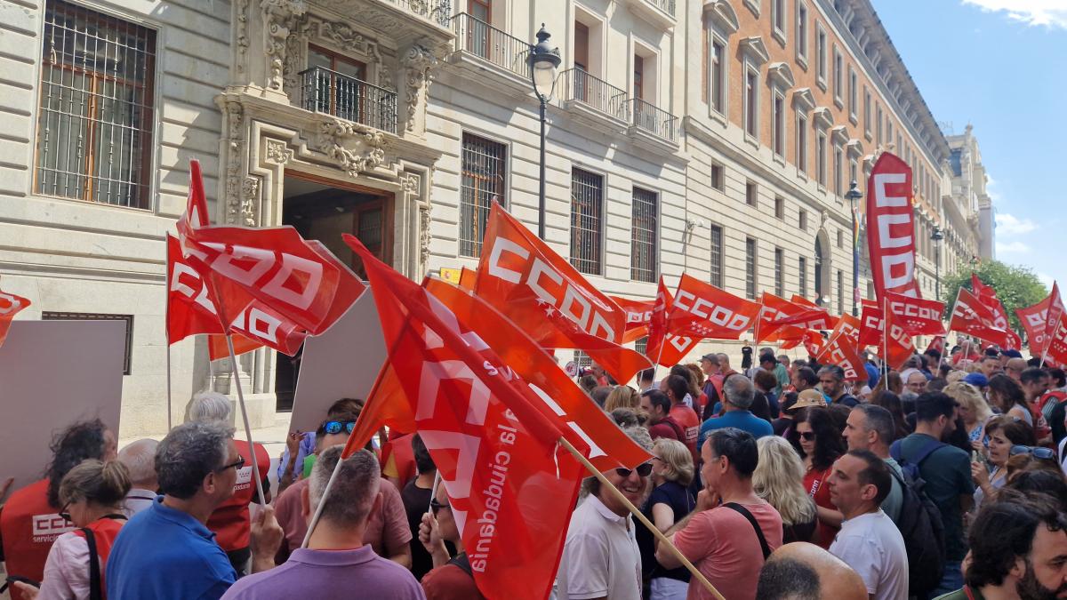 Decenas de trabajadoras y trabajadores pblicos en la concentracin del 25 de junio de 2025 ante el Ministerio de Hacienda para exigir al Gobierno que cumpla los acuerdos en la Administracin General del Estado