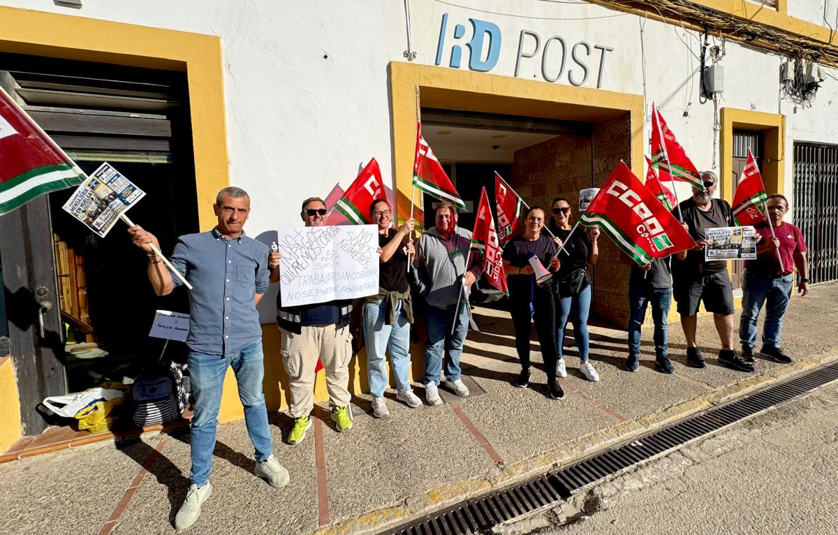Concentración de la plantilla de RD Post para exigir el abono puntual de sus nóminas