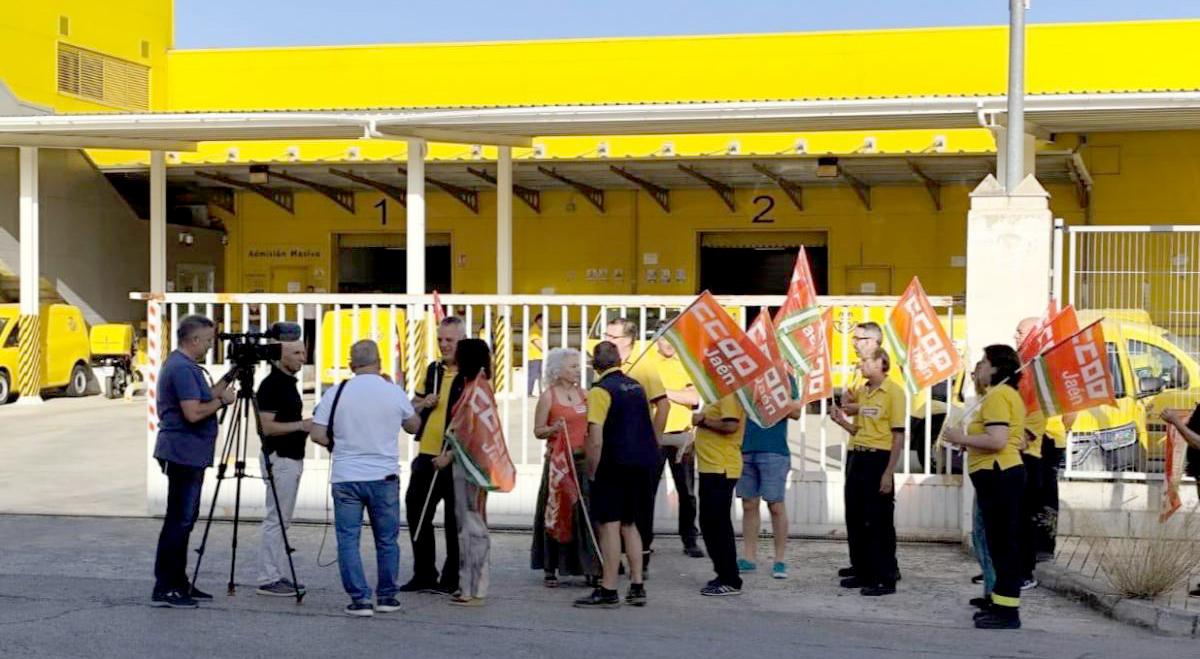 Concentracin organizada por CCOO Correos Jan