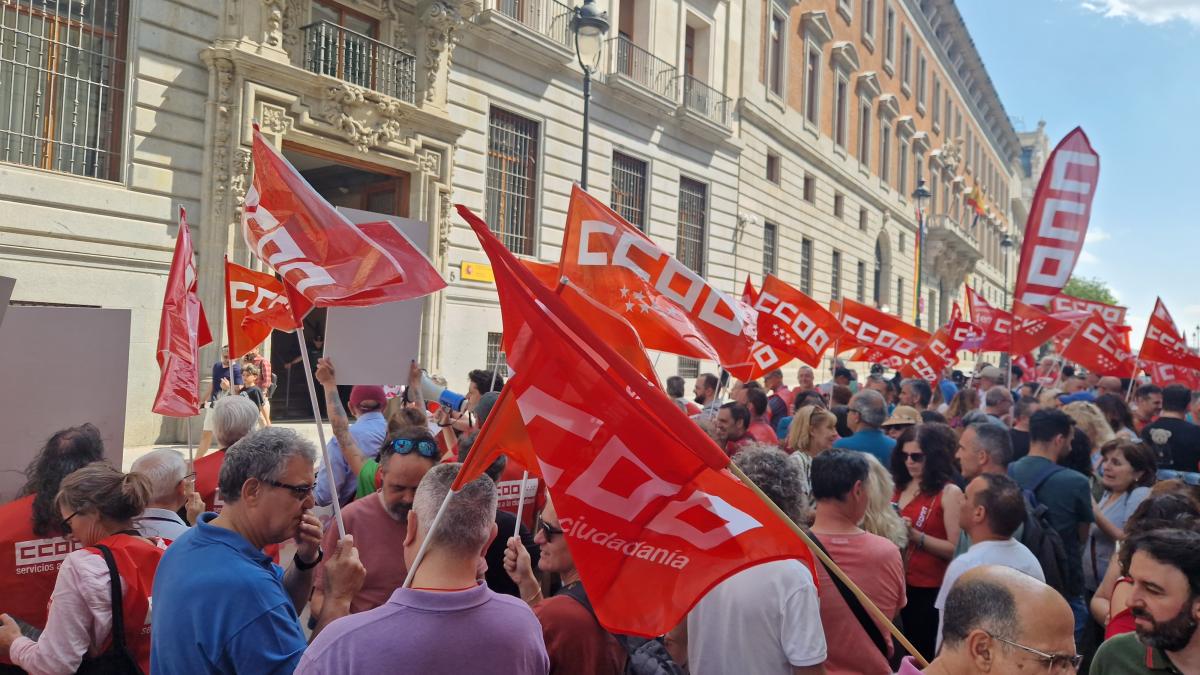Decenas de trabajadoras y trabajadores pblicos en la concentracin del 25 de junio de 2025 ante el Ministerio de Hacienda para exigir al Gobierno que cumpla los acuerdos en la Administracin General del Estado