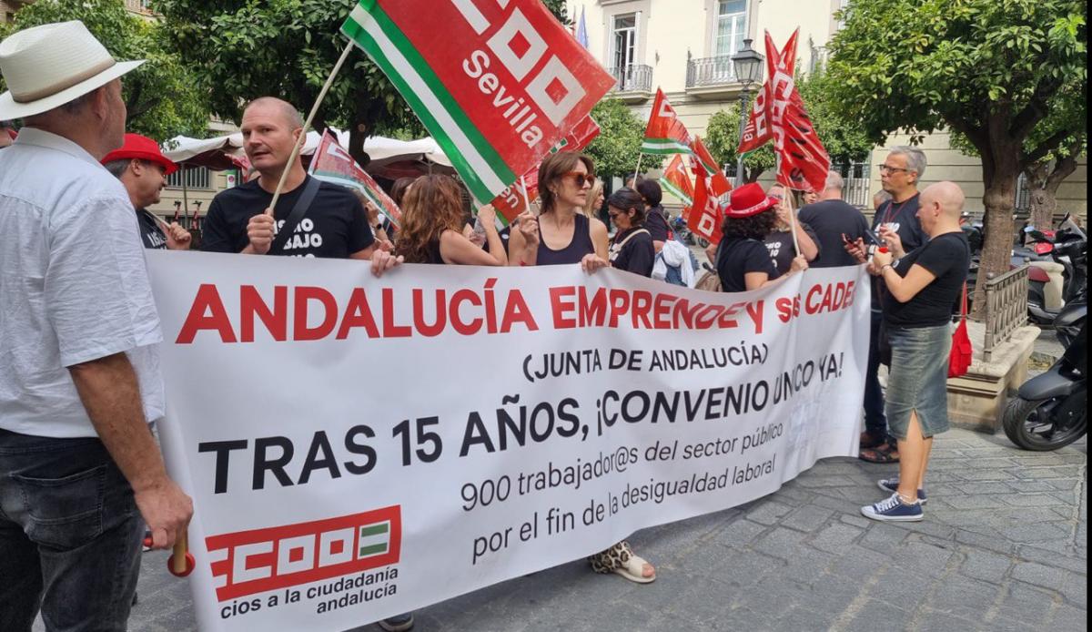 Delegadas y delegados de Andaluca Emprende se concentran a las puertas de la de Delegacin del Gobierno Andaluz en Sevilla.