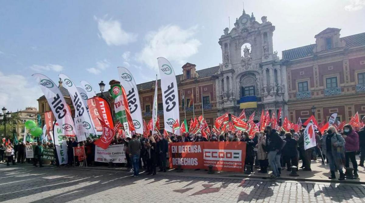 Concentración en protesta por el cese indiscriminado de empleadas/os y por la inexistencia de unos procesos reales de estabilización en la Junta de Andalucía