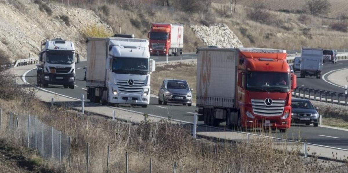 Camiones circulando por una autovía
