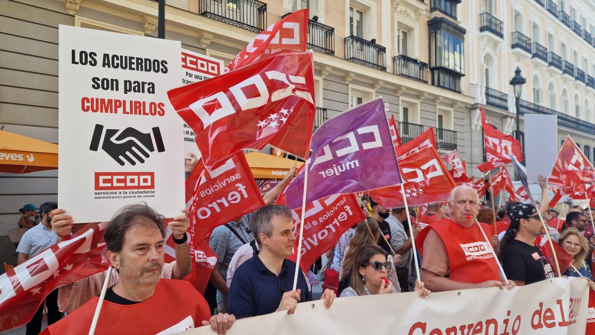 Decenas de trabajadoras y trabajadores pblicos en la concentracin del 25 de junio de 2025 ante el Ministerio de Hacienda para exigir al Gobierno que cumpla los acuerdos en la Administracin General del Estado