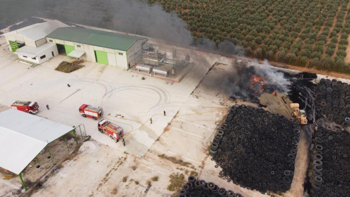 Imagen area del incendio de neumticos producido en Puente Genil