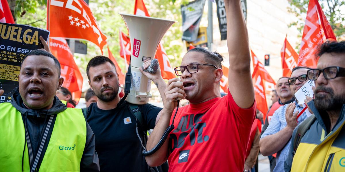 Cerca de un centenar de riders de Glovo se concentran frente a la sede de la empresa en Madrid