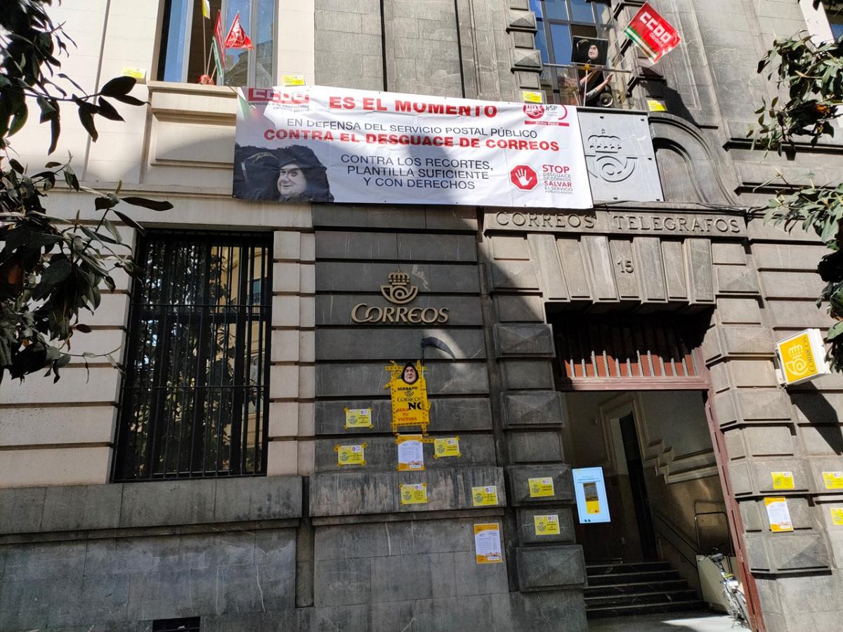 Los sindicatos se han encerrado en la oficina principal de Correos en Córdoba para protestar por el desmantelamiento de la empresa