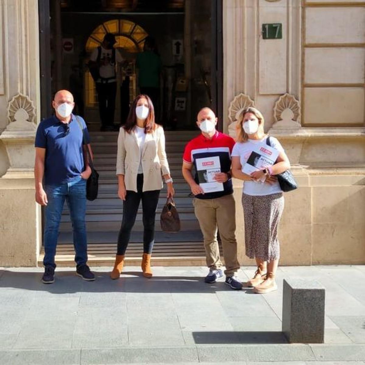 Delegados/as Correos a las puertas de la Diputación de Almería