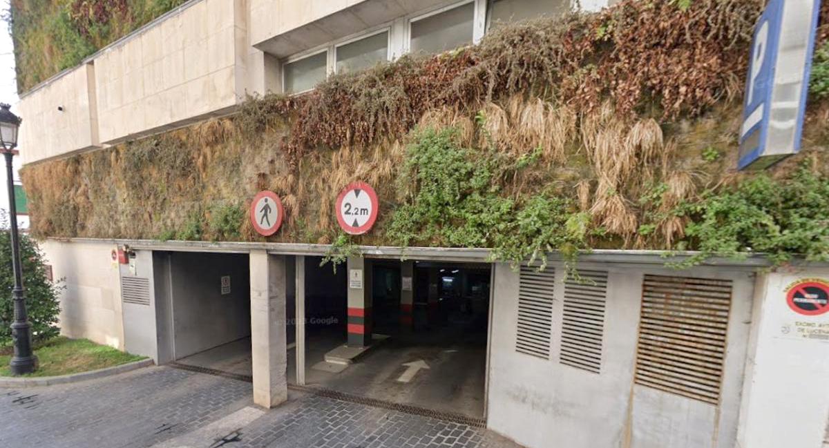 Entrada al parking de la Plaza Nueva de Lucena, Córdoba