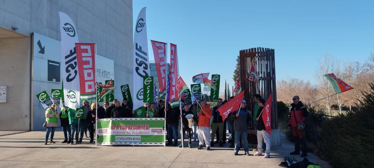 Concentracin de trabajadores de Cetursa Remontes en las oficinas de Granada