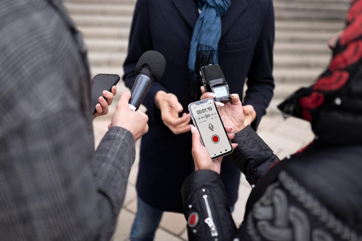 Un grupo de periodistas cubriendo una información.